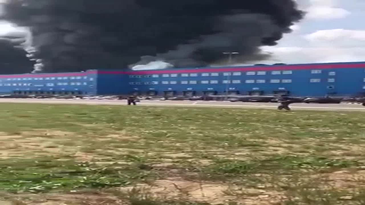 Un entrepôt OZON est en feu dans la région de Moscou.