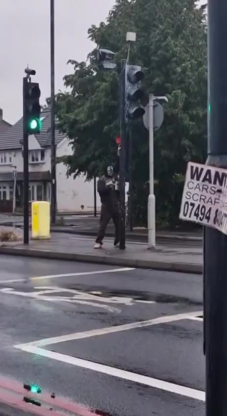 UK Bladerunners Destroy ULEZ Cameras