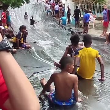 Video: tobogán hecho con bolsas en barrio de Cartagena es viral en redes