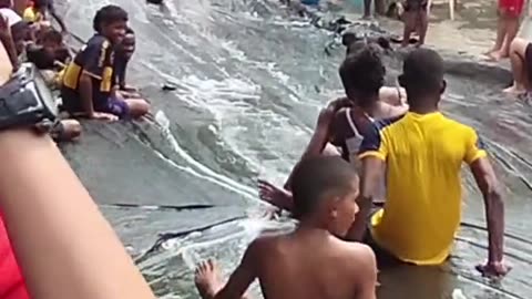 Video: tobogán hecho con bolsas en barrio de Cartagena es viral en redes