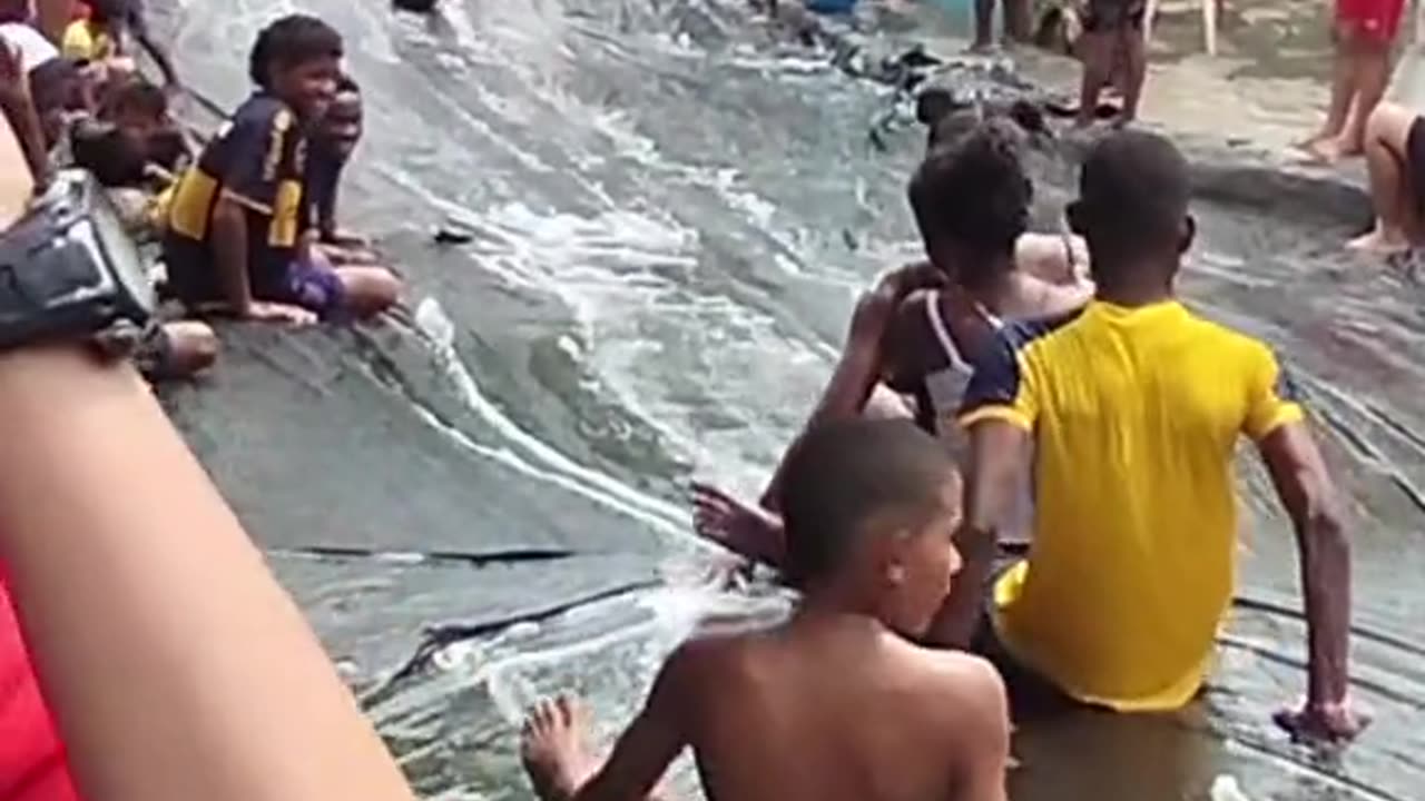 Video: tobogán hecho con bolsas en barrio de Cartagena es viral en redes