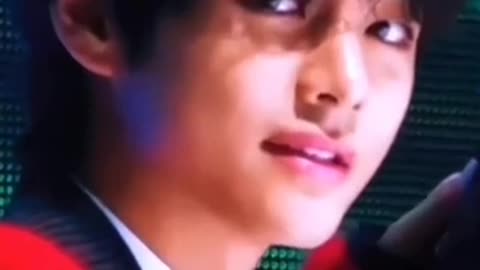 Kim Taehyung eye contact, wait for the right moment