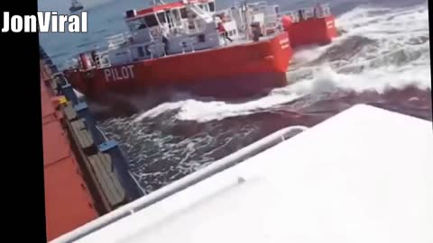 A big ship and a couise ship accident video