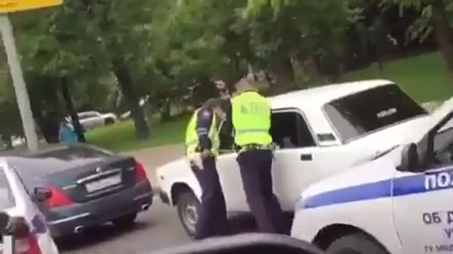 Police officers, detain the offender.