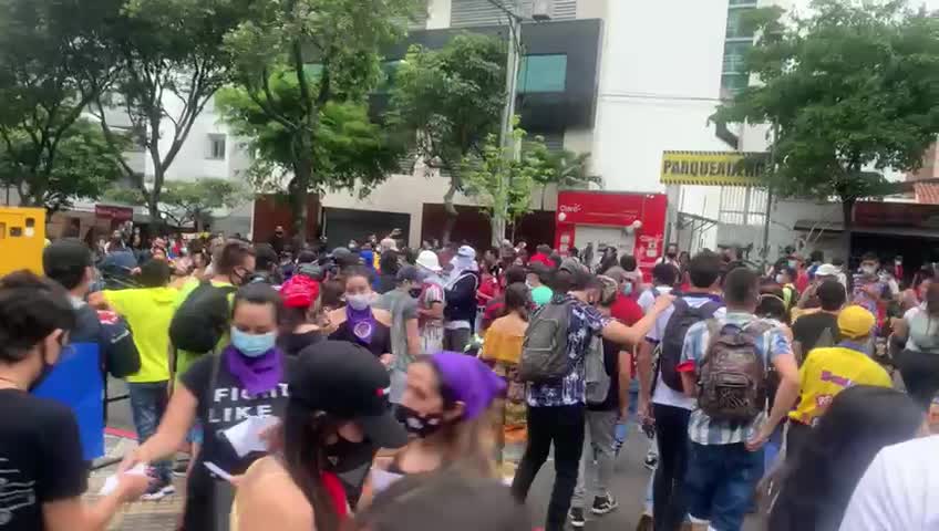 Manifestantes caminando hacia la cra 33 8M