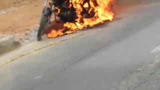 moto de ladrones incinerada