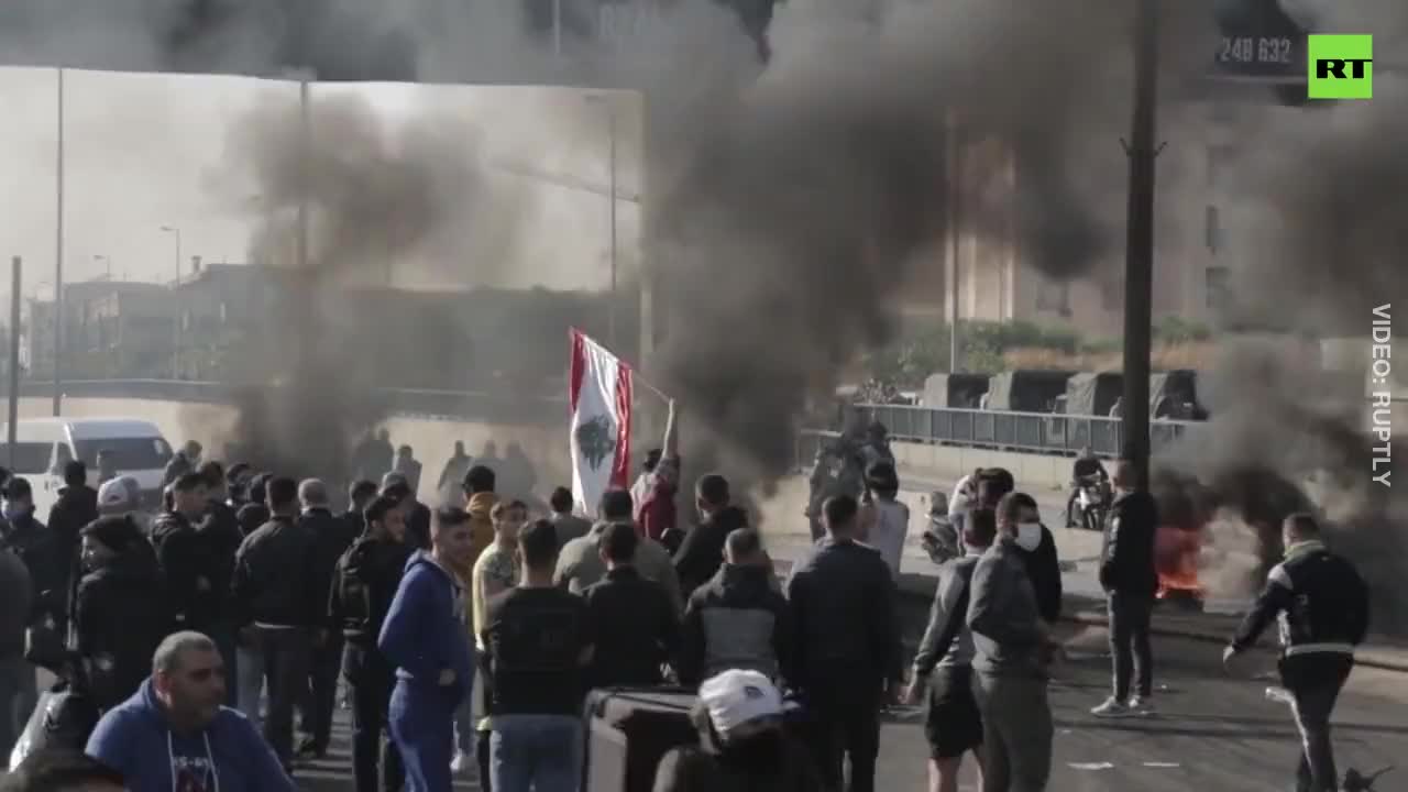 ECONOMIC MELTDOWN: Lebanon protesters burn tires and set up barricades