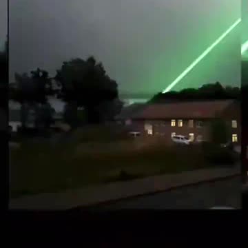 “尋找燒毀德州100萬英畝土地的不明大火起因？”線索：民眾在“風暴”中拍攝到像電影中出現的“綠色激光”影片！這有可能是“DEW指向性武器”？