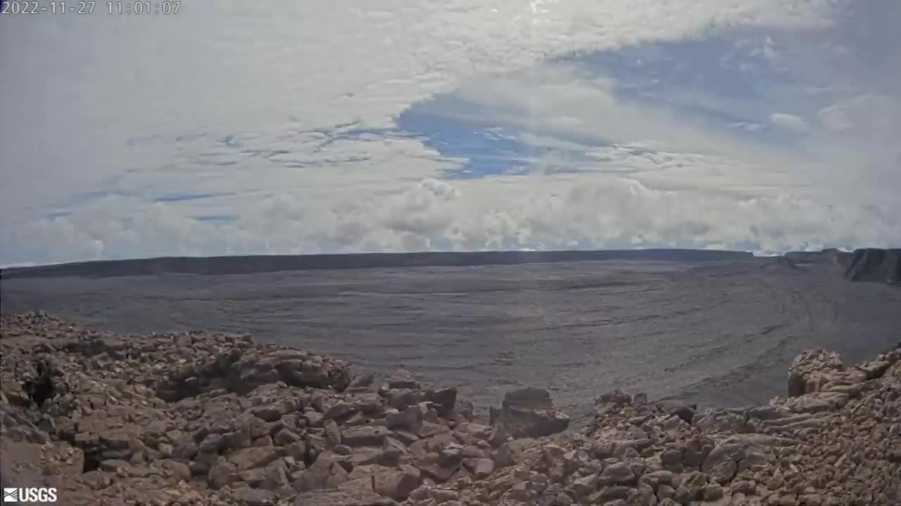 Hawaii’s Mauna Loa erupts, sending ash nearby