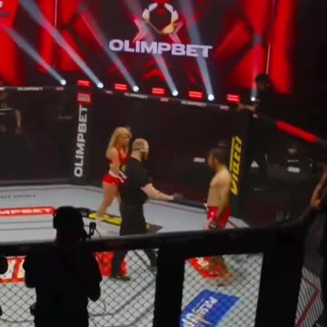 En Rusia, el luchador iraní de MMA Ali Heibati, pateó a una chica del ring