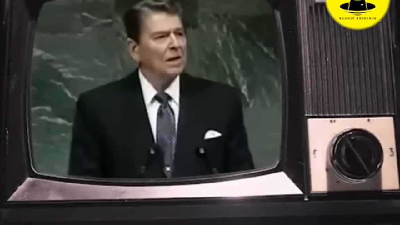 Sie täuschen eine Alieninvasion vor um eine NWO zu installieren. dt. Untertitel