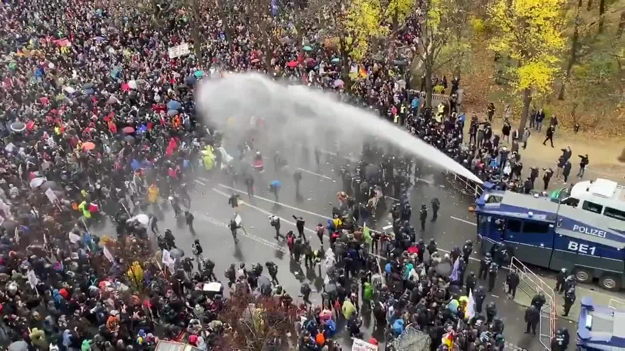 (18.11.2020, Германия) Анти-ковид и анти-правительственный протест в Берлине.