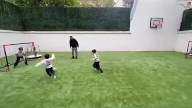 Leo Messi play football with his sons😍😍