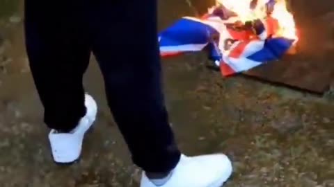 📌❗️🇬🇧🇬🇧🇬🇧 UK migrants burn British flag and threaten British patriots