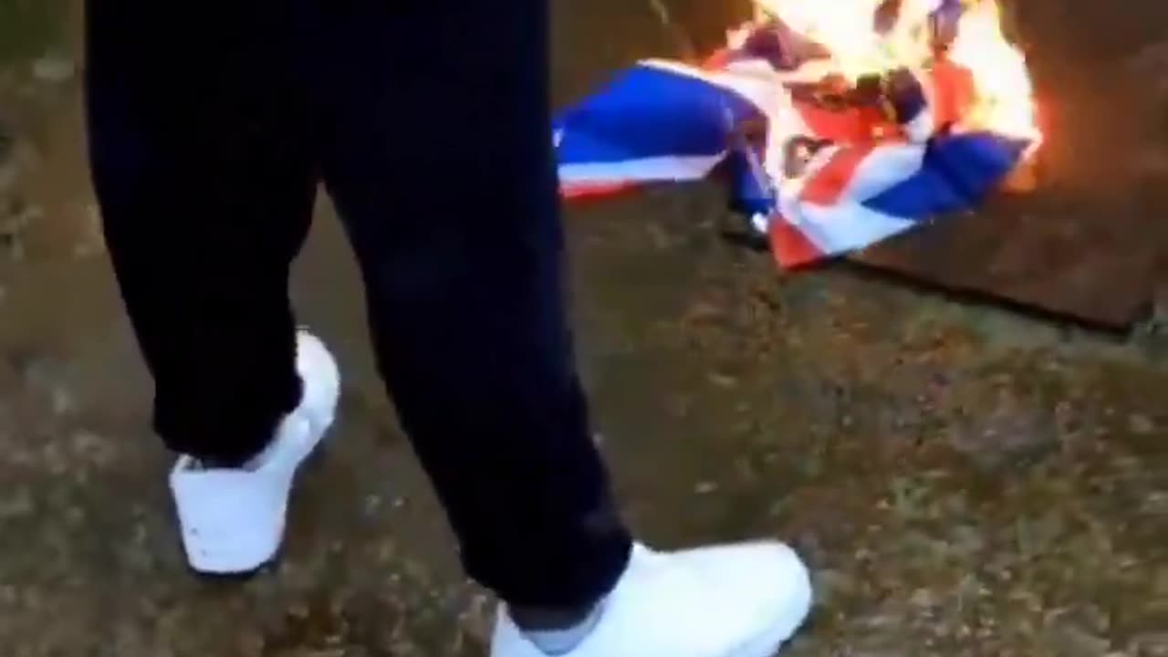 📌❗️🇬🇧🇬🇧🇬🇧 UK migrants burn British flag and threaten British patriots