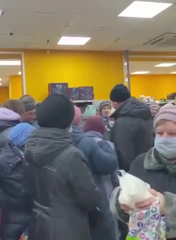 DÂN NGA ĐANG GIÀNH DỰT HÀNG TRONG SIÊU THỊ, NẠN KHAN HIẾM ĐANG GIA TĂNG.