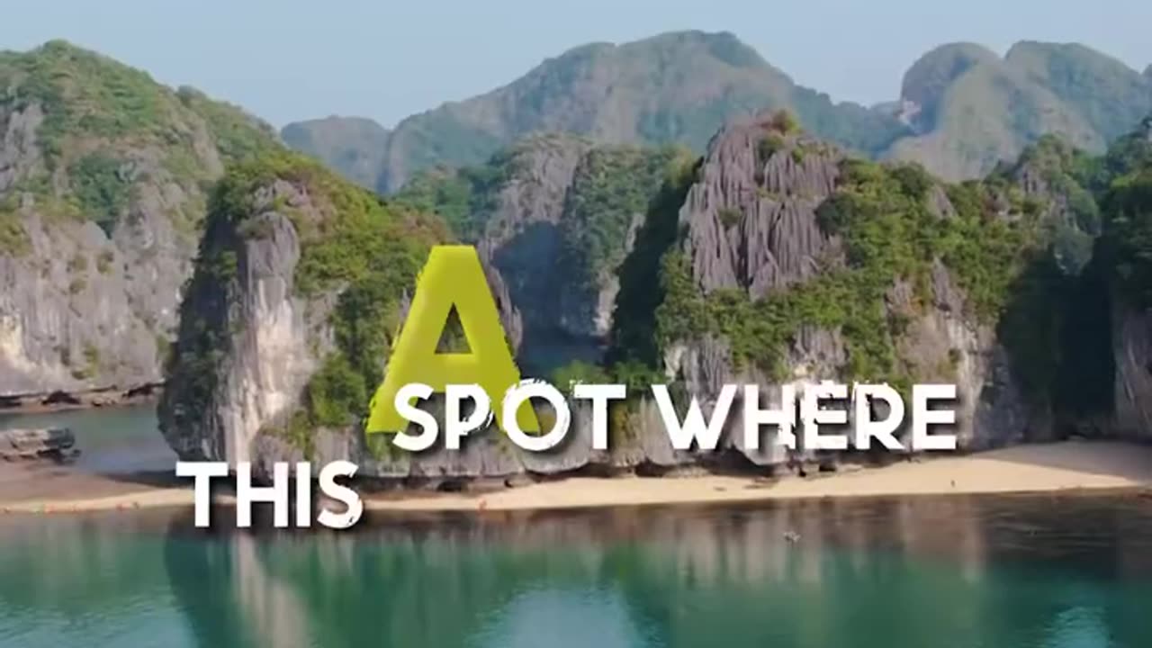 Jumping off a boat in Cat Ba, VIETNAM! 🇻🇳 Share this with your travel buddies #travelshorts