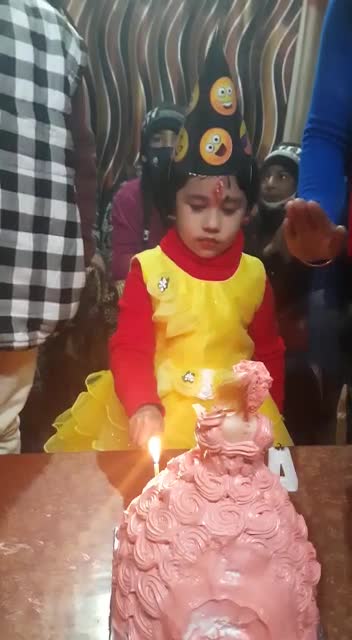 Beautiful little girl celebrating her birthday 🌹💓