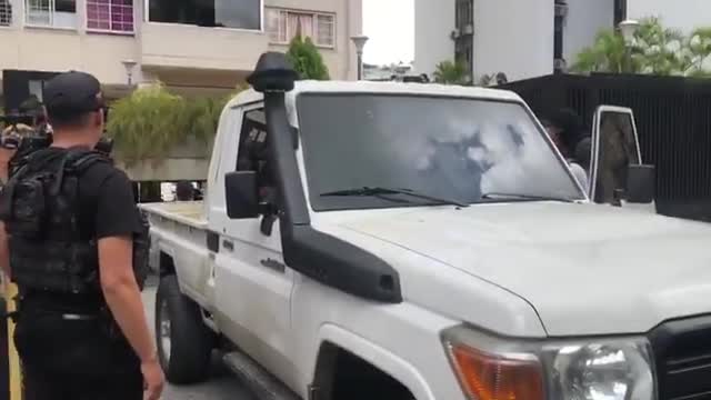 (Venezuela) Neighbors confronted FAES officials at the residence of Juan Guaidó