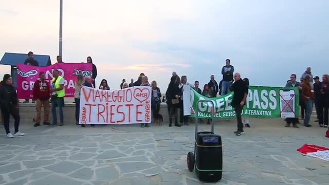 2021-10-30/13 - Corteo No Green Pass a Viareggio. Intervento di Marco Viviani