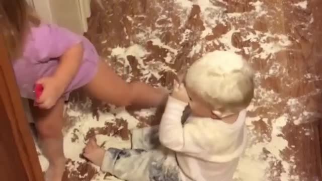 Baby kids funny in thé flour