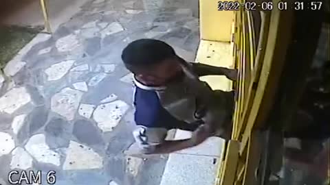 the thief was chased with a brush from where he tried to enter