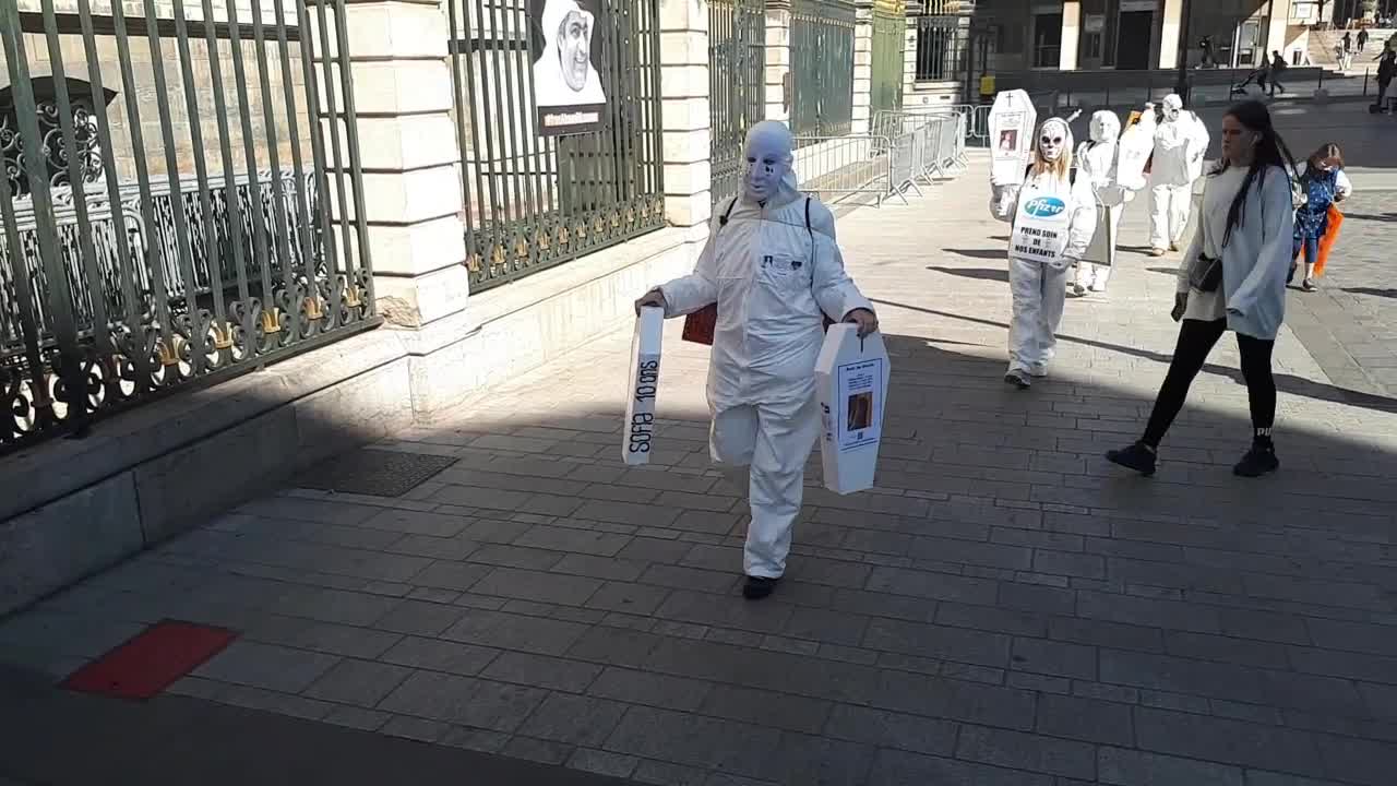 Les Masques Blancs Lyon Marche Funebre et Sitting Mort apres Injection le 16 Avril 2022