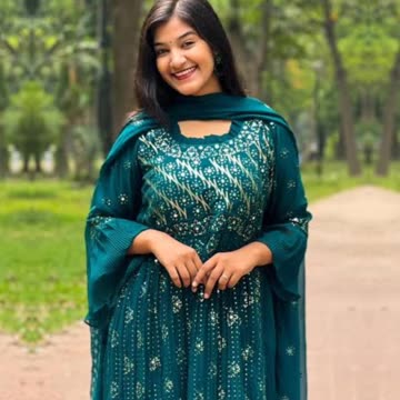 শাড়ীতে, Shamima Afrin Omi Lokks Beautiful..