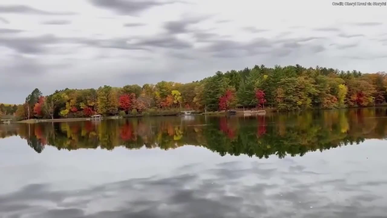 Fall foliage stuns visitors on Wisconsin lake