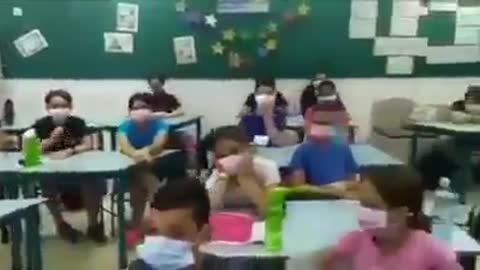 Israele Maestra annuncia ai bambini che non dovranno più indossare la mascherina