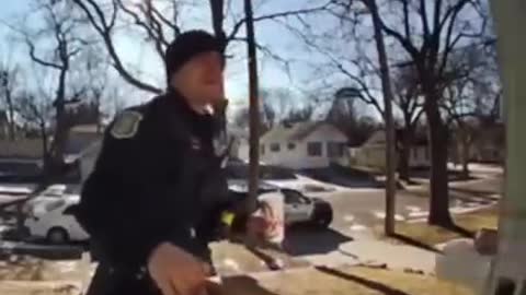 This officer made sure their food still got delivered 👏