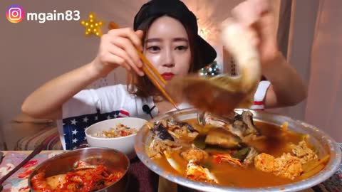 MUKBANG || EATING SPICY SEAFOOD SOUP!