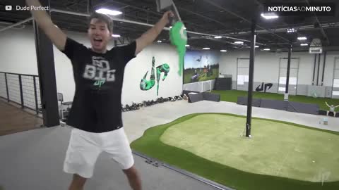 Jovens fazem truques inacreditáveis com arco da Nerf