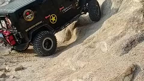 car off road racing onto the mountains - car challenging-Defender v Mercedes G350 v Wrangler