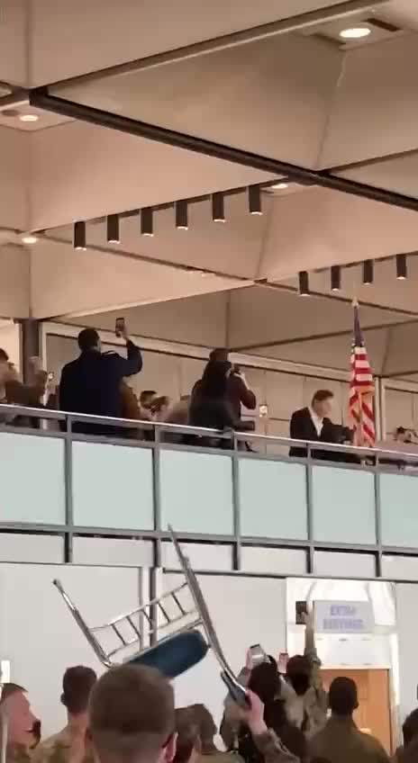 Elon Musk getting a better reception than Biden from US Servicemen 😂