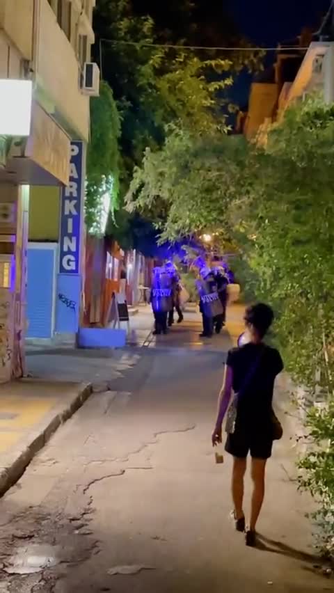 Διαβάστε κάνα βιβλίο ρε