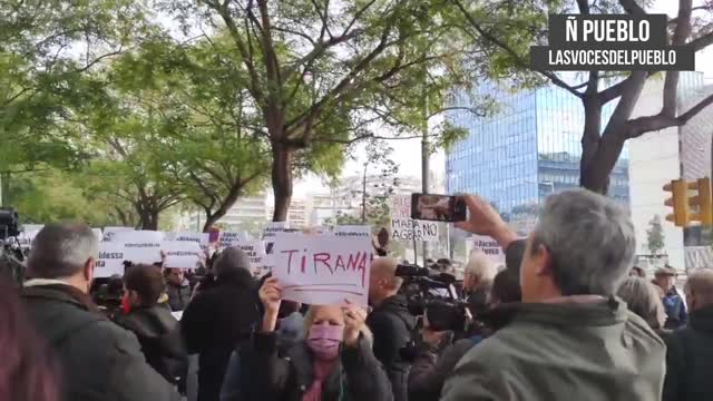 Abucheos frente al Tribunal a la imputada alcaldesa de Barcelona Ada Colau Ballano