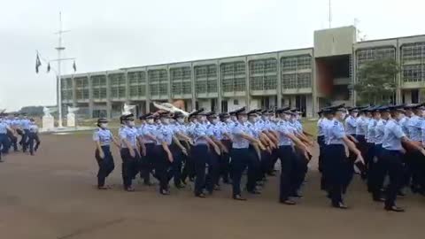 Desfile do Corpo de Cadetes da Aeronáutica na AFA após incorporação da Turma Árt