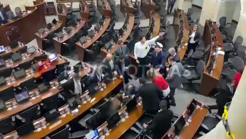 Senador Humberto de la Calle se desmplomó en el Congreso