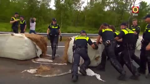 Netherlands_ Police in trouble over the blocking of a highway by farmers