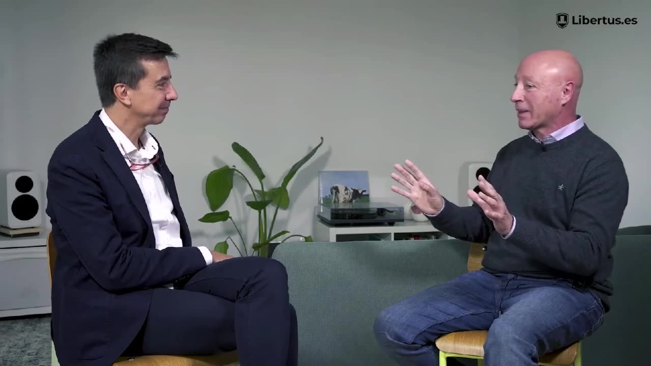Dr. Ignacio Román, biólogo, con Juan Zaragoza. Virus, bacterias, vacunas (11/2023)