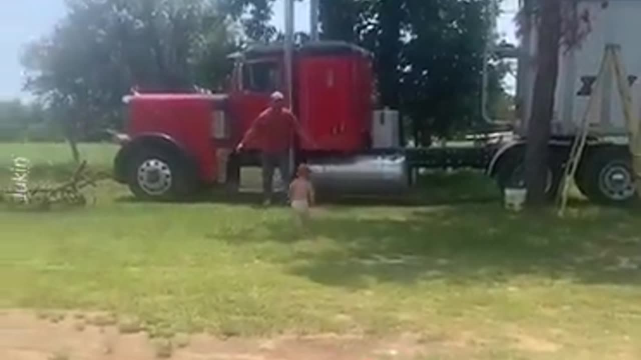 @LifeEpoch This toddler ran towards his truck driver father like a rocket... 😍