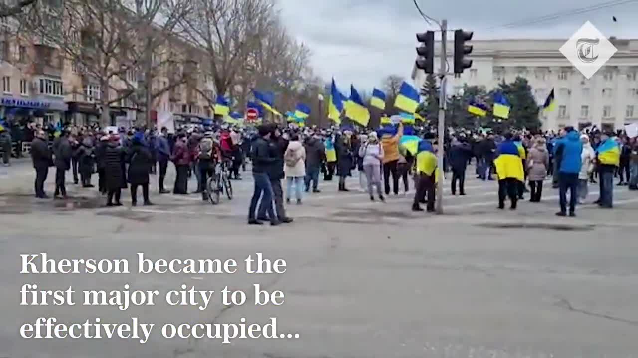 Ukrainians face Russian forces in protest against Kherson occupation