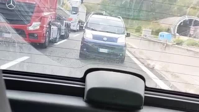 Mettetevi in coda: "Zitti e buoni!"