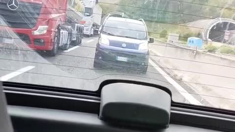 Mettetevi in coda: "Zitti e buoni!"