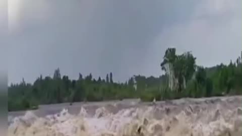 WHAT MAKES THE WATER DO THIS?