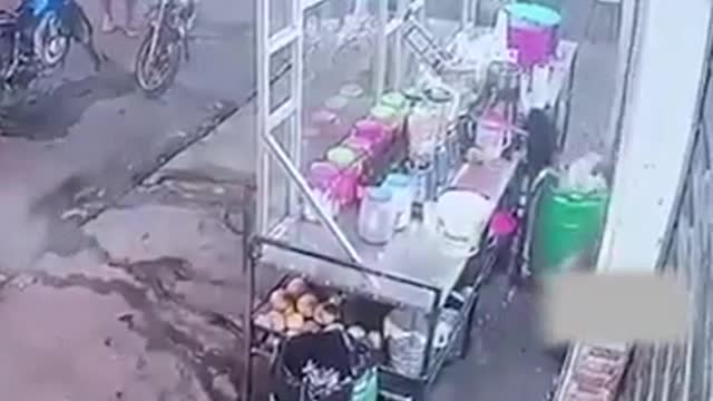 Two robbers rob motorcycles at gunpoint in Ecuador