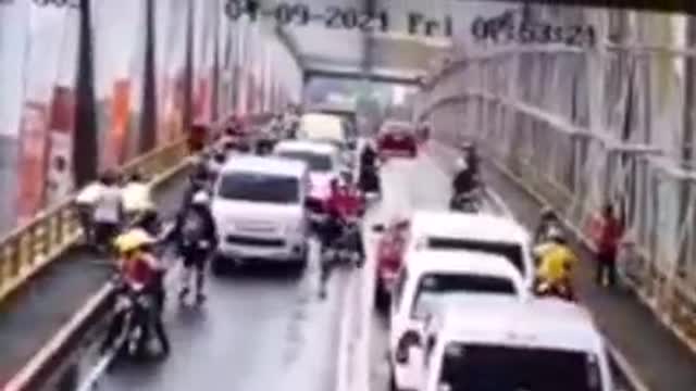 Seen from the cctv, a van driver saves a woman