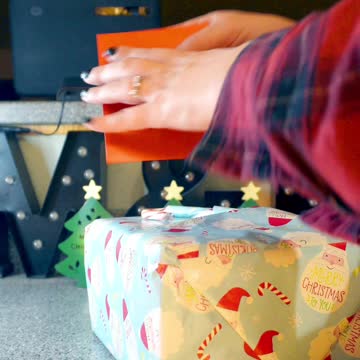 16 Days to Christmas | Christmas Gift Wrap | Scrap Paper for Candy Cane and Card Holder