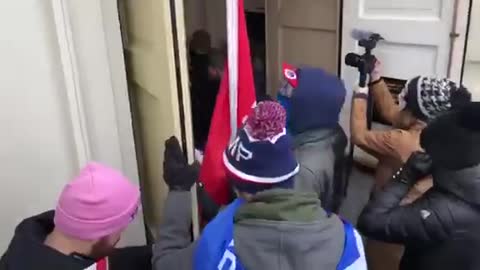 Capitol police open doors for protestors